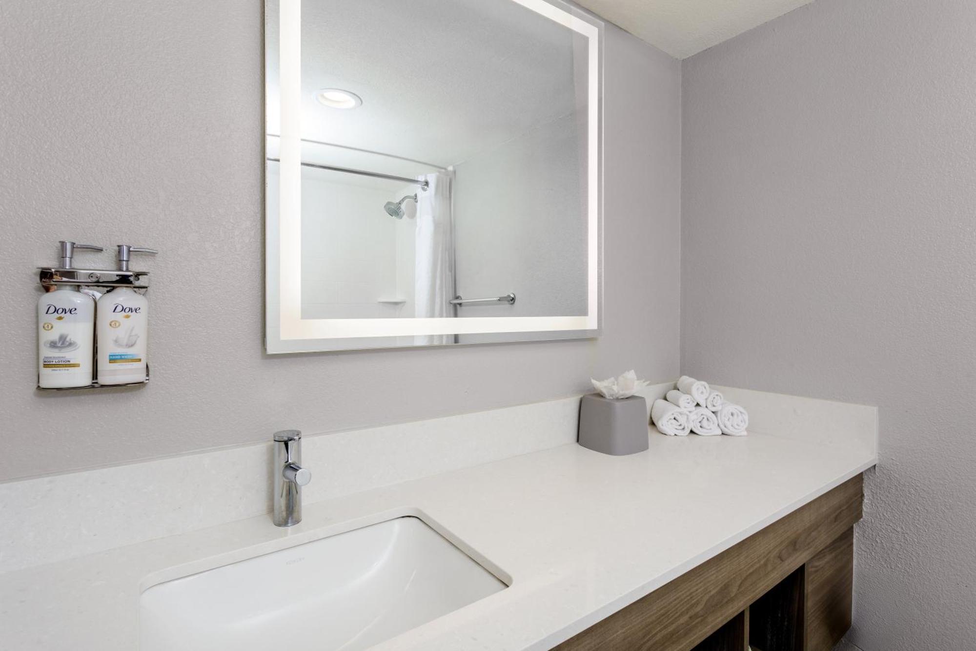 Holiday Inn Express & Suites Oceanfront Daytona Beach Shores By Ihg Exterior photo