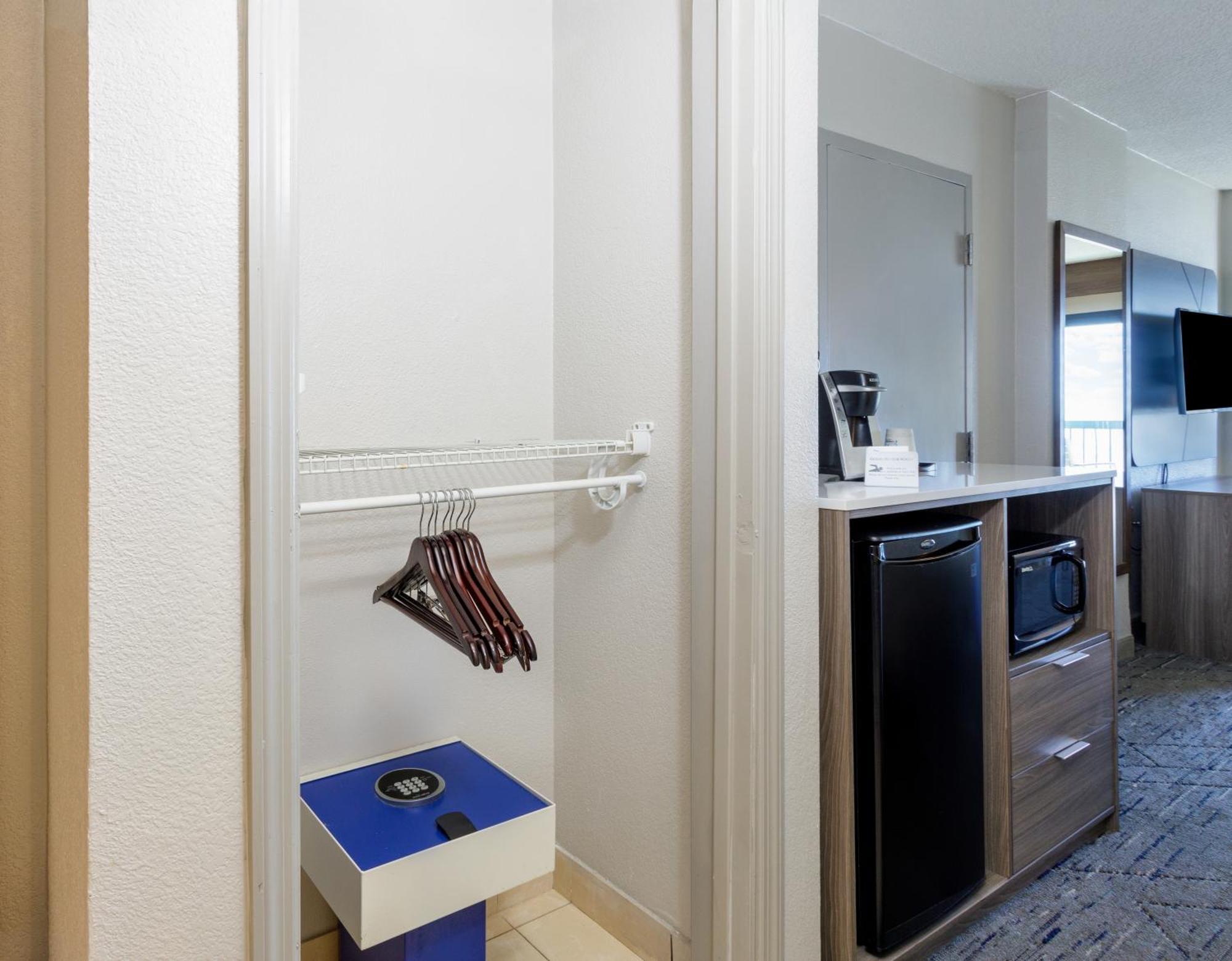 Holiday Inn Express & Suites Oceanfront Daytona Beach Shores By Ihg Exterior photo