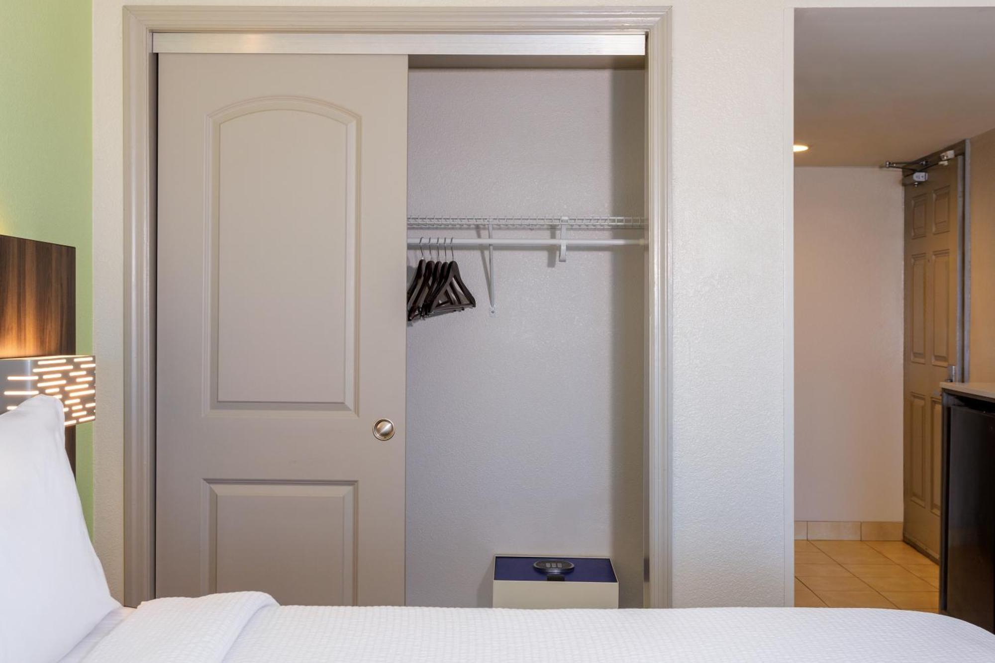 Holiday Inn Express & Suites Oceanfront Daytona Beach Shores By Ihg Exterior photo