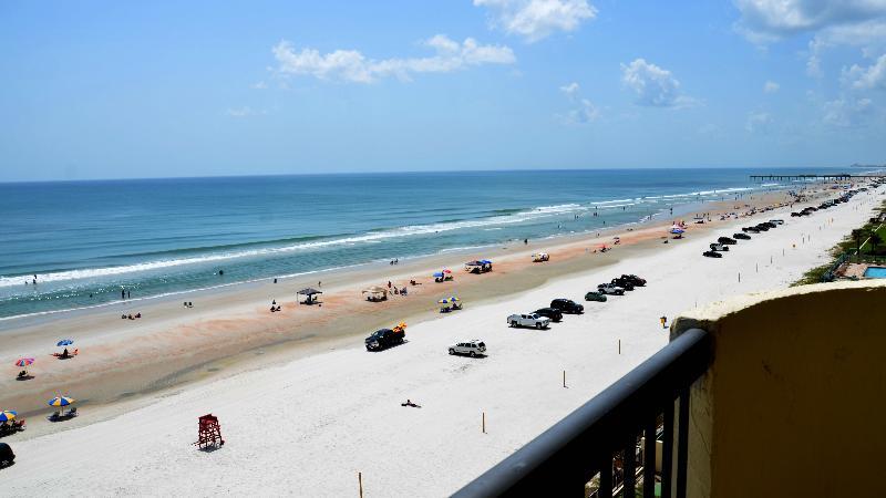 Holiday Inn Express & Suites Oceanfront Daytona Beach Shores By Ihg Exterior photo